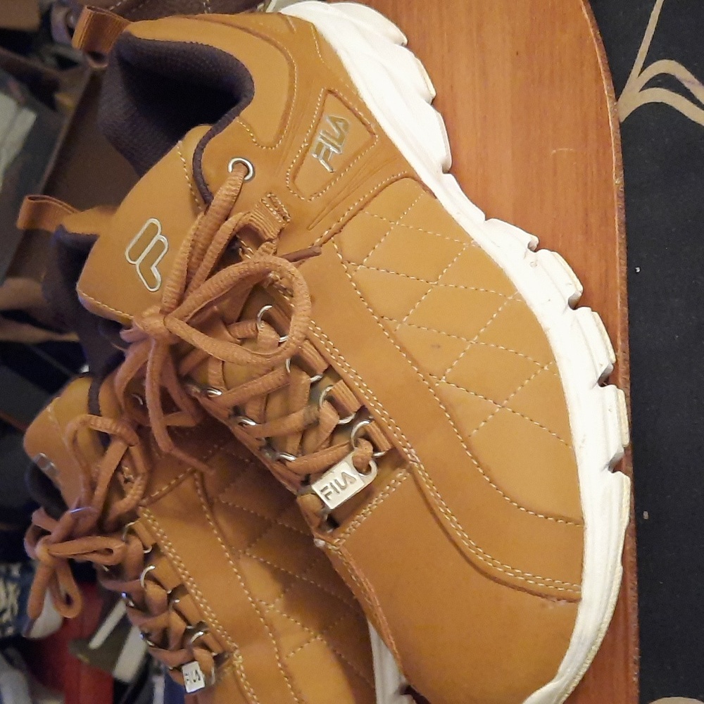 Fila Men's 9 Tan White Sneakers, Excellent Condition